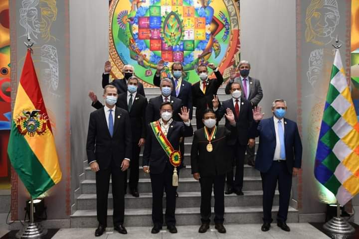 Foto oficial con las personalidades foráneas que asistieron a la toma de posesión de Luis Arce en Bolivia. foto: Twitter