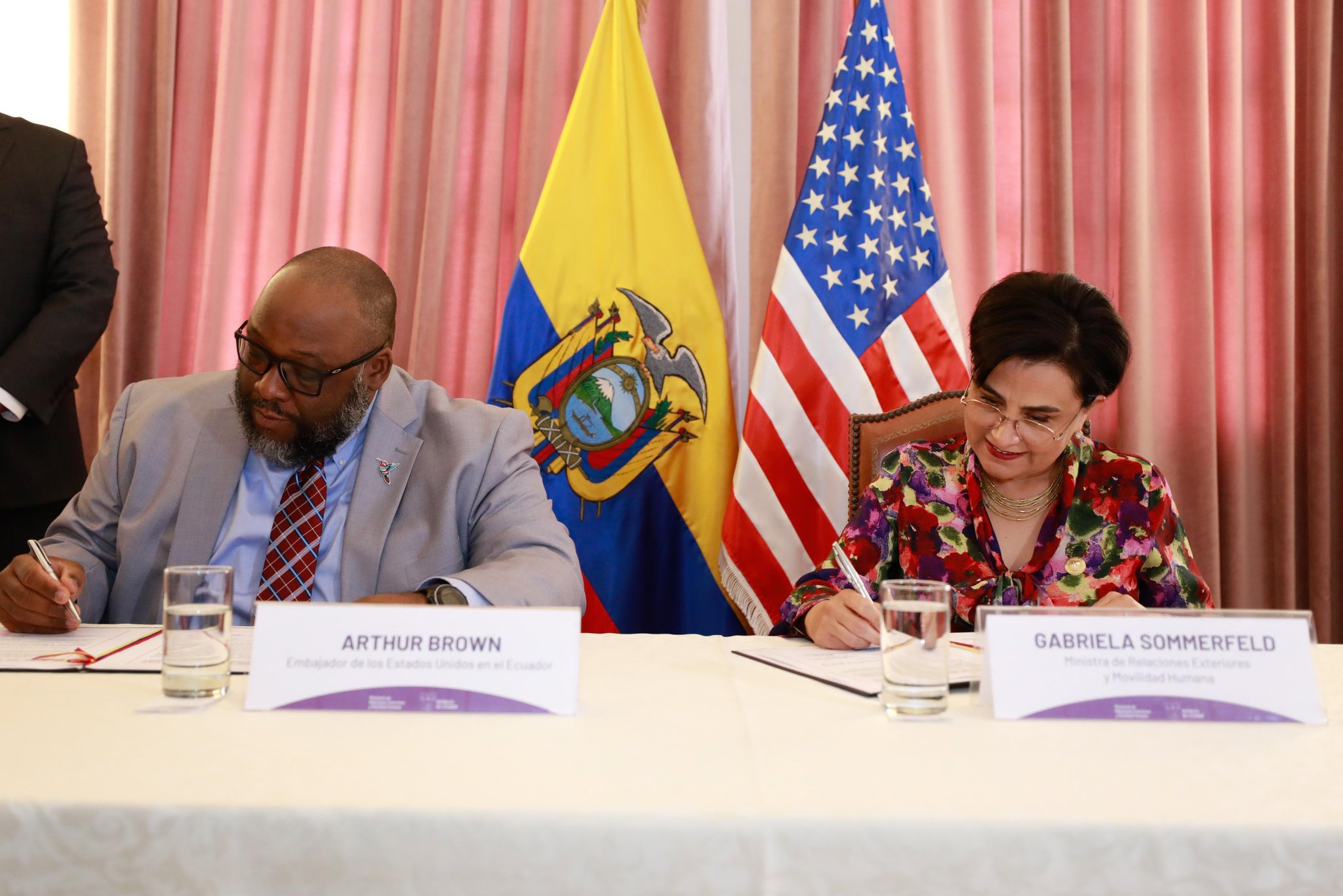 Ecuador y Estados Unidos firman acuerdo de cooperación en seguridad por ...