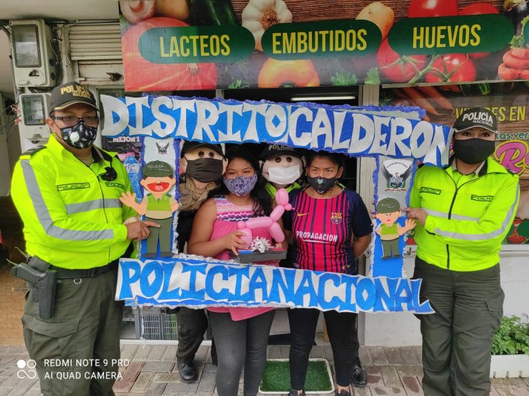 Policía de Calderón regaló tablets a los mejores estudiantes del sector